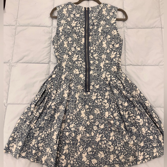 Charming Summer Dress!  GAP (EUC, Sz 4) Blue & White, Pleated, Sleeveless Cotton - Picture 2 of 9